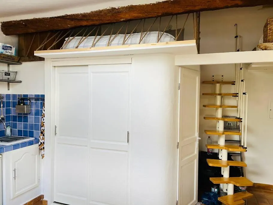 Studio Avec Mezzanine, Canape Lit. Grimaud France